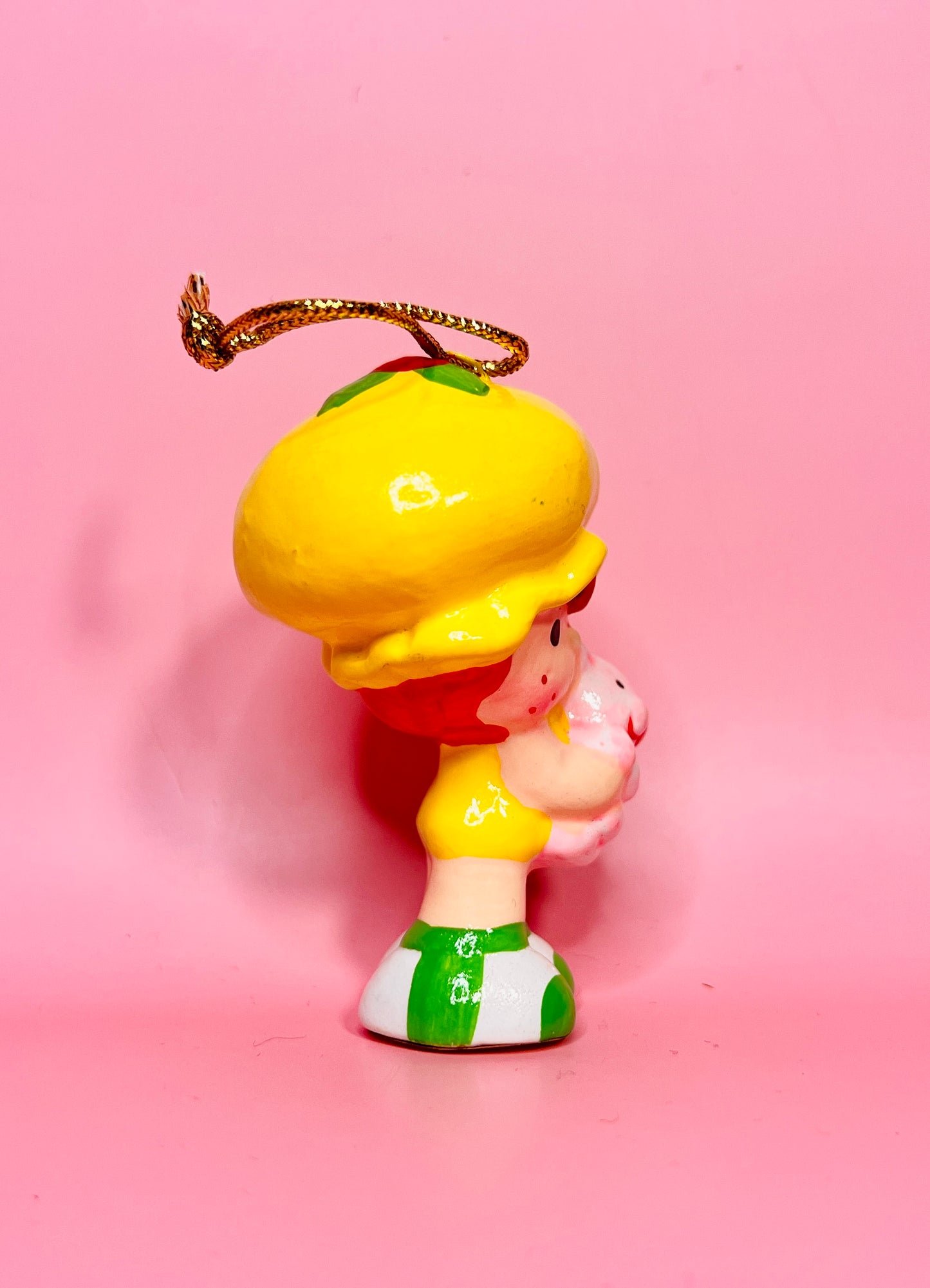 Adorno navideño de cerámica vintage de tarta de fresa de 1982: bola de masa de manzana y natillas el gato