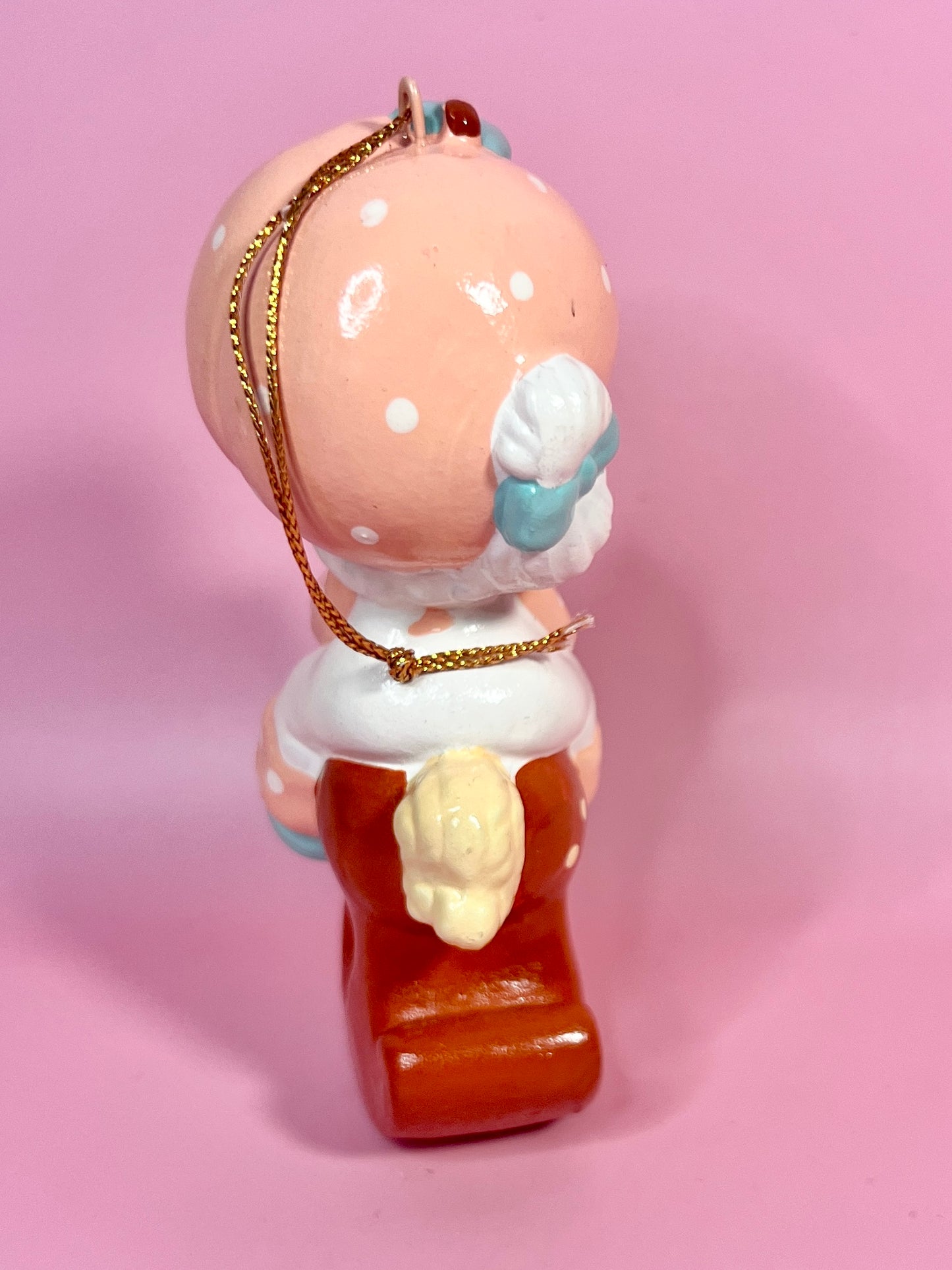 TRÈS RARE 1982 vintage Strawberry Shortcake Ornement de Noël en céramique : Abricot sur cheval à bascule