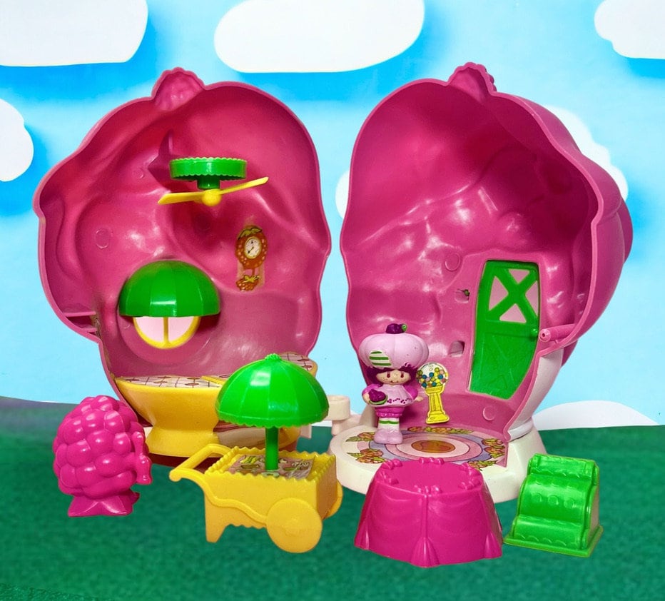 1981 Vintage Strawberry Shortcake "Raspberry Soda Shop” with Raspberry Tart Figurine - Miniature Strawberryland House Complete 1981 Kenner