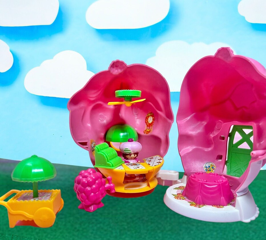 1981 Vintage Strawberry Shortcake "Raspberry Soda Shop” with Raspberry Tart Figurine - Miniature Strawberryland House Complete 1981 Kenner