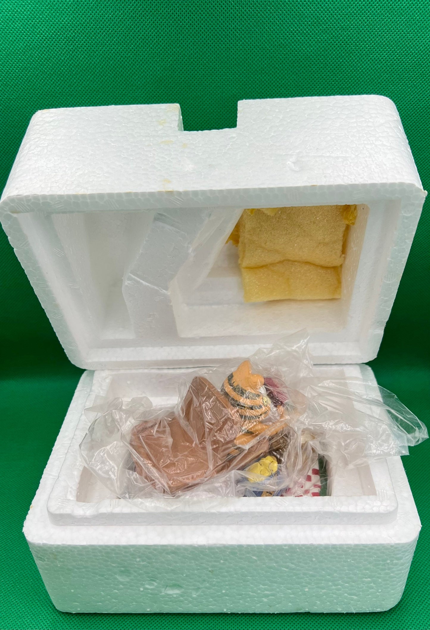 Danbury Mint Garfield “The Gourmet” 1993 Figurine. Excellent/Mint condition! - Dolly Magic