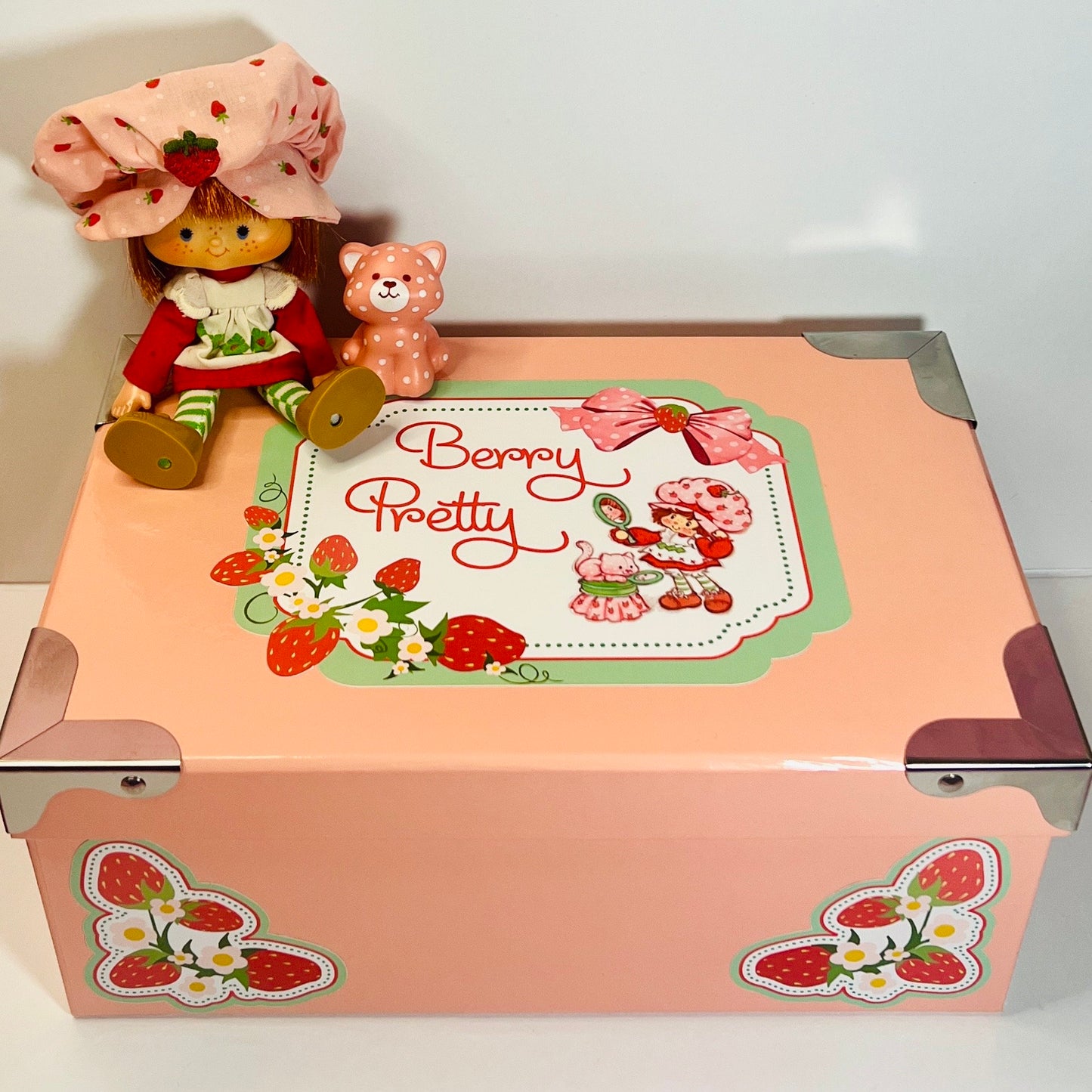 BERRY Pretty in Pink! Vintage Strawberry Shortcake Gift Package with 1979 Original Flat Hands Doll, Custard, 3 outfits & keepsake box! - Dolly Magic