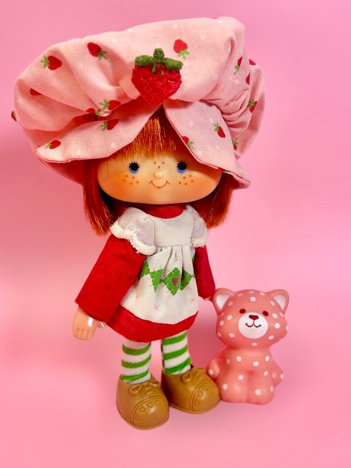BERRY Pretty in Pink! Vintage Strawberry Shortcake Gift Package with 1979 Original Flat Hands Doll, Custard, 3 outfits & keepsake box! - Dolly Magic