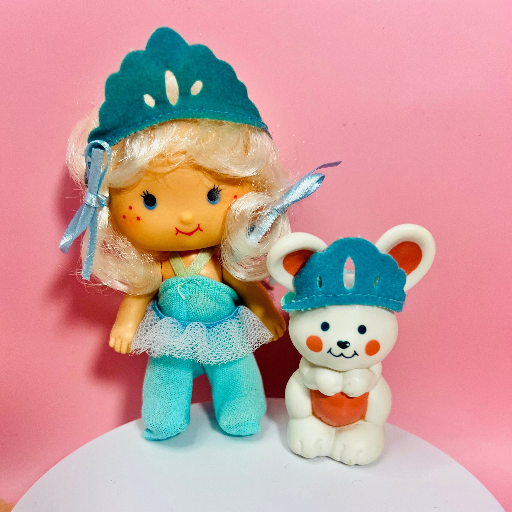 Vintage Apricot Strawberry Shortcake Doll Deluxe Package with Pet Hopsalot, Plus 2 Berry Wear Outfits! Optional SCENT and Gift Wrap! - Dolly Magic