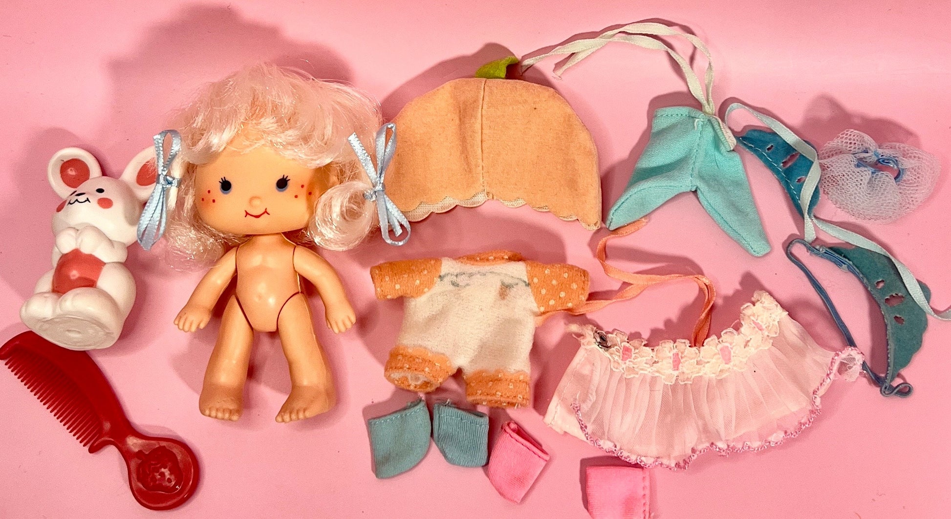 Vintage Apricot Strawberry Shortcake Doll Deluxe Package with Pet Hopsalot, Plus 2 Berry Wear Outfits! Optional SCENT and Gift Wrap! - Dolly Magic