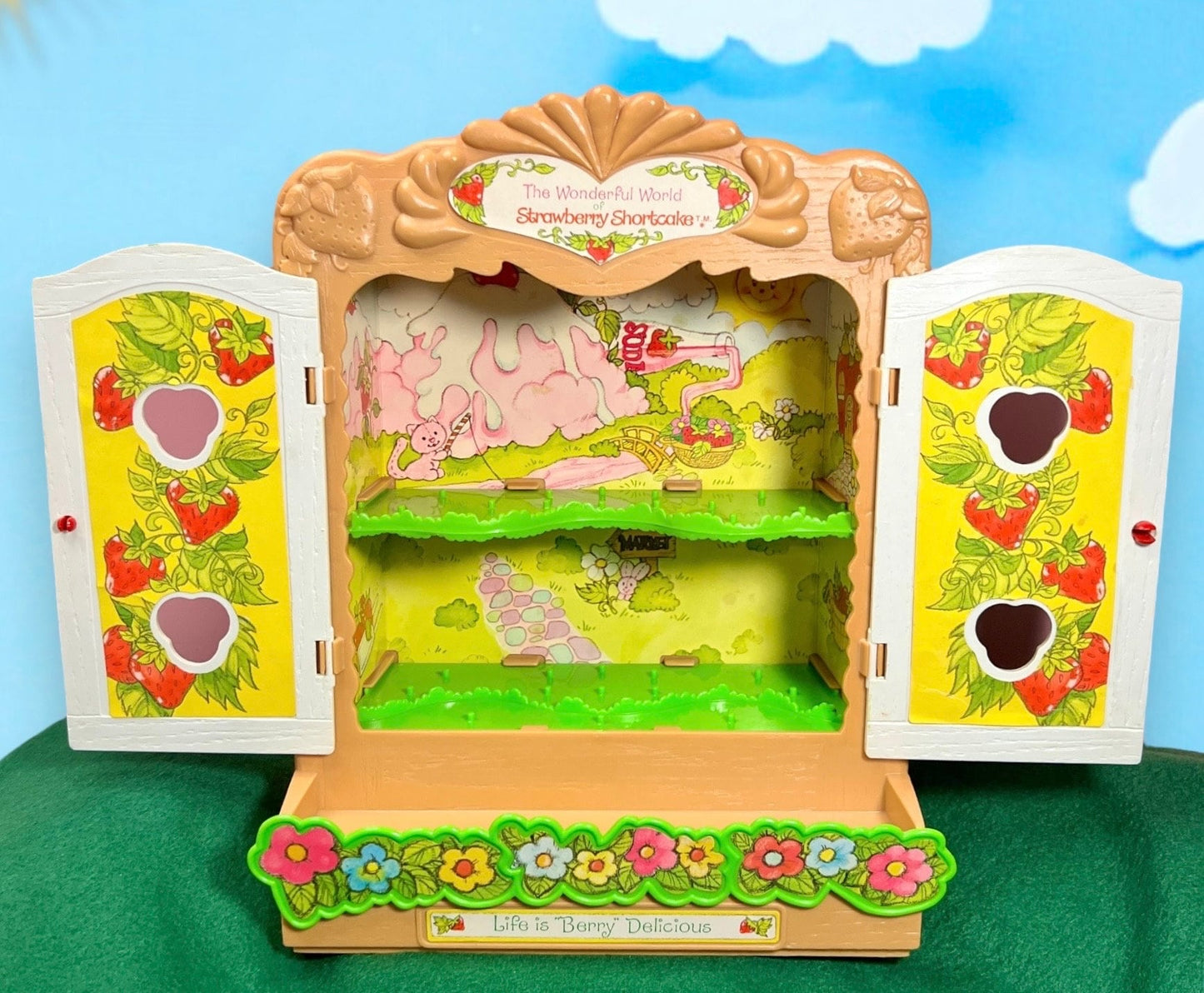 Vintage 1981 Strawberry Shortcake "Strawberry Land" Display Case Cabinet for Strawberry Shortcake Miniatures! Excellent Condition! - Dolly Magic
