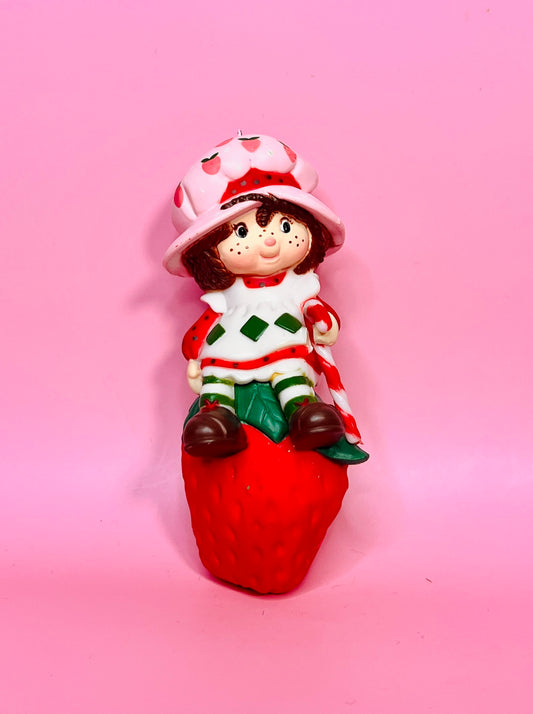 Adorno navideño de cerámica vintage de tarta de fresa de 1982: ¡La propia fresa con bastón de caramelo sentada sobre una fresa!