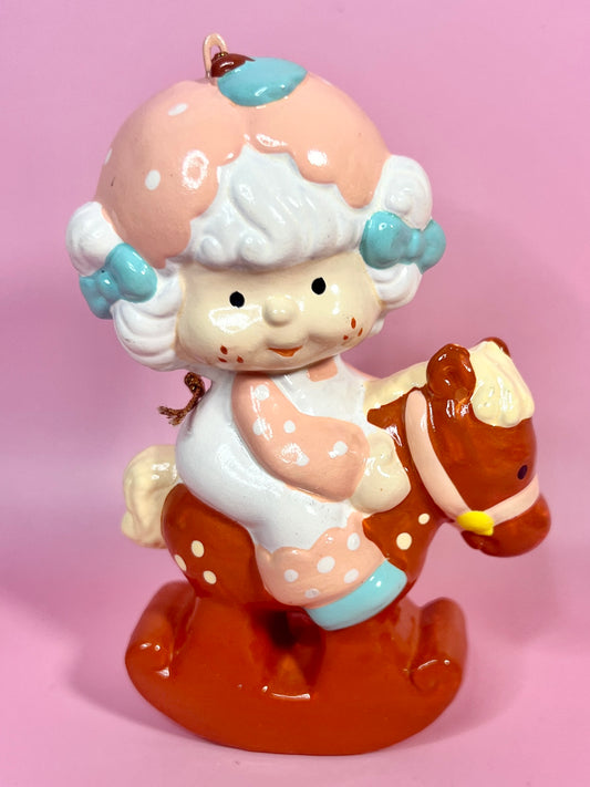 MUY RARO 1982 Vintage Tarta de Fresa Cerámica Adorno navideño: Albaricoque en caballo mecedora