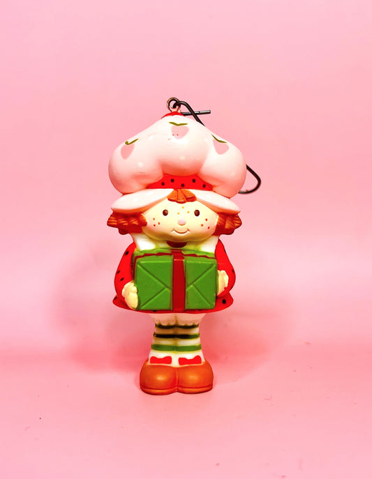 Adorno navideño de cerámica vintage de tarta de fresa de 1982: ¡La propia fresa con bastón de caramelo sentada sobre una fresa!