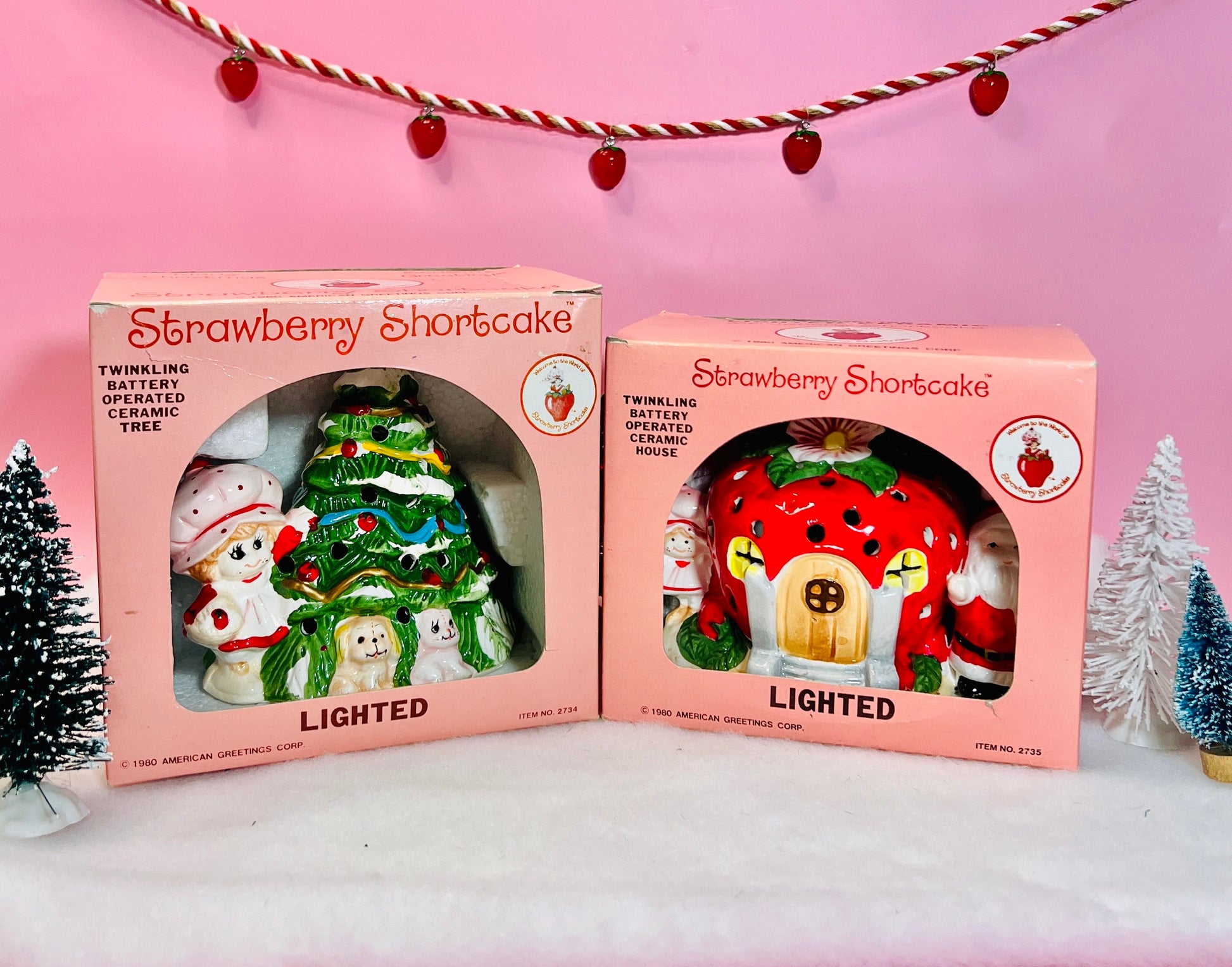 Vintage 1980 Christmas Twinkling Light Up "Santa Visits Strawberry Shortcake" Ceramic Decoration with Original Box - Dolly Magic