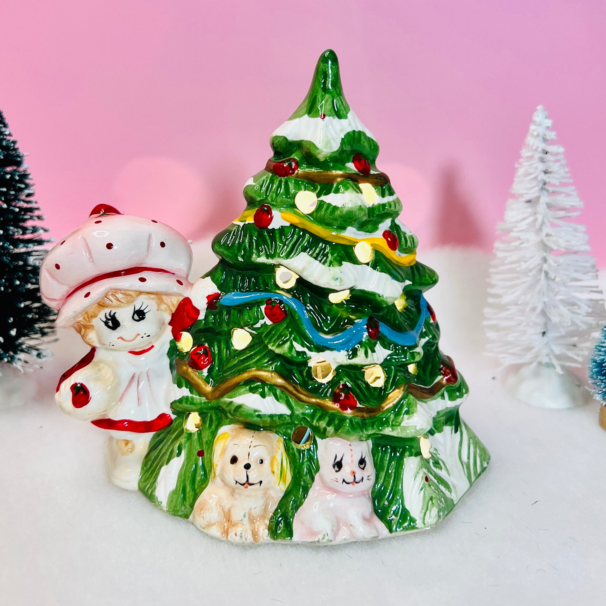 Vintage 1980 Christmas Twinkling Light Up "Santa Visits Strawberry Shortcake" Ceramic Decoration with Original Box - Dolly Magic